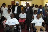 Alex Kande fête avec les personnes handicapées
