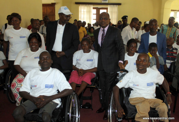 Alex Kande fête avec les personnes handicapées