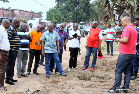 Alex Kande inspecte les travaux de salubrité de la ville de Kananga
