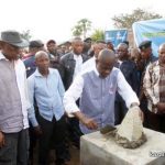 Le Gouverneur de Province Alex Kande Mupompa  pose la première pour la construction du bâtiment qui abritera les services de la DGM au poste frontalier de Kalamba Mbuji.