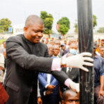 Le Gouverneur Martin Kabuya lance les travaux de l’installation de l’éclairage public à Kananga